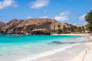 Mengintip Keindahan Tanjung Aan Lombok, Pantai Indah untuk Healing dan Foto Aesthetic