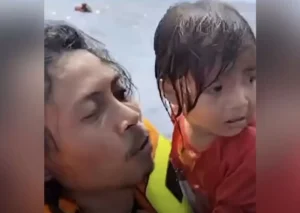 Viral Aksi Heroik Penumpang Selamatkan Balita Saat KM Barcelona V Terbakar di Perairan Talise