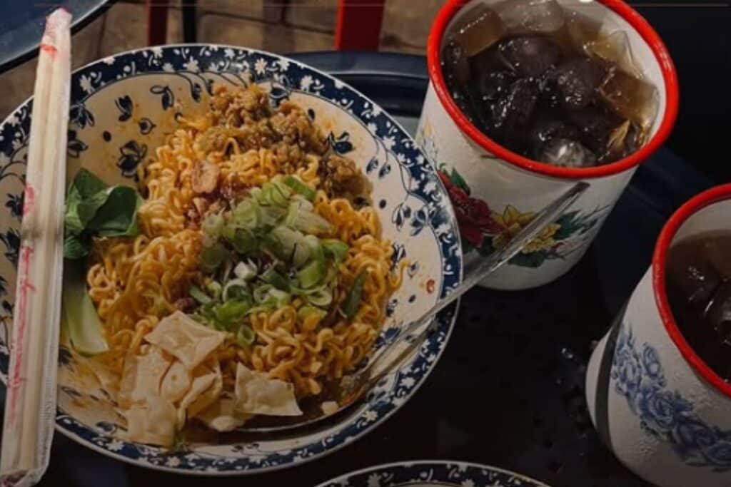 Tempat Makan Bakmi Dekat Kampus IPB Bogor, Tambah Chili Oil Pedas Nikmat!