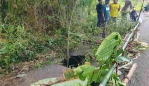 Jalan Amblas di Baregbeg Ciamis Jawa Barat, Warga Diminta Waspada dan Hindari Lokasi