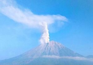 Aktivitas Vulkanik Meningkat, Semeru Diguncang 30 Gempa Letusan