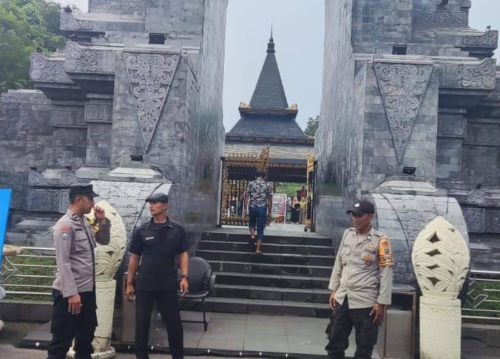 Patroli Obyek Wisata Makam Bung Karno, Polsek Sananwetan Ciptakan Rasa Aman dan Nyaman bagi Pengunjung
