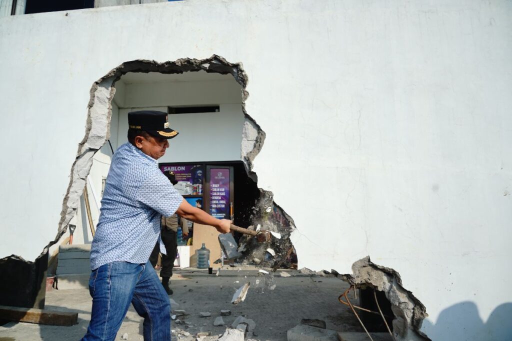 Bupati Garut Pimpin Penertiban Bangunan Liar di Jalan Ibrahim Adjie Demi Tata Ruang yang Lebih Tertib