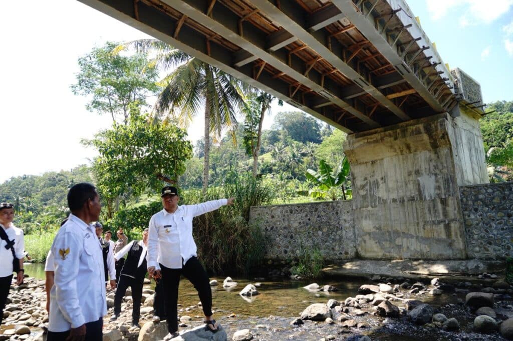Bupati Garut Tinjau Jembatan Cibera yang Sempat Viral, Pastikan Pembangunan Dilanjutkan Tahun 2026