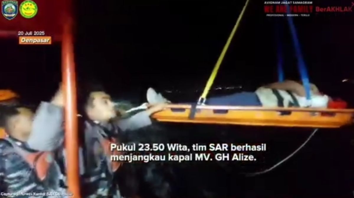 evakuasi medis terhadap seorang kru kapal MV. GH Alize yang mengalami kecelakaan kerja di tengah laut