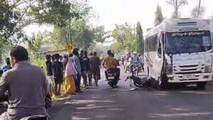 Tabrakan Mengerikan Bojonegoro: Emak-emak Tewas Tabrak Elft Bersama Anaknya Balita Masuk Rumah Sakit