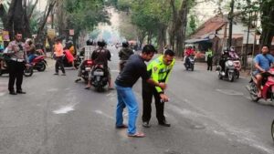 Truk Tangki Melaju Tak Terkendali Tabrak Pengendara Motor, Warga Krian Tewas di tempat Kejadian Dibonceng Temannya