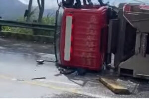 Kecelakaan Mobil Damkar di Solok hingga Terguling, Petugas Dilarikan ke IGD