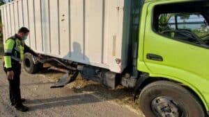 Tabrakan Adu Banteng Pemotor vs Truk Box di Ngawi, Warga Surabaya Nyawanya Melayang