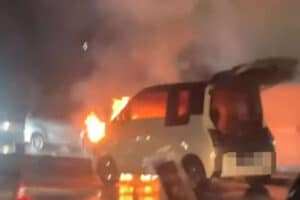 Viral! Mobil Listrik Terbakar di Jalanan Kota Bandung, Nampak Api Berkobar