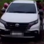 mobil terjebak di jalanan rusak