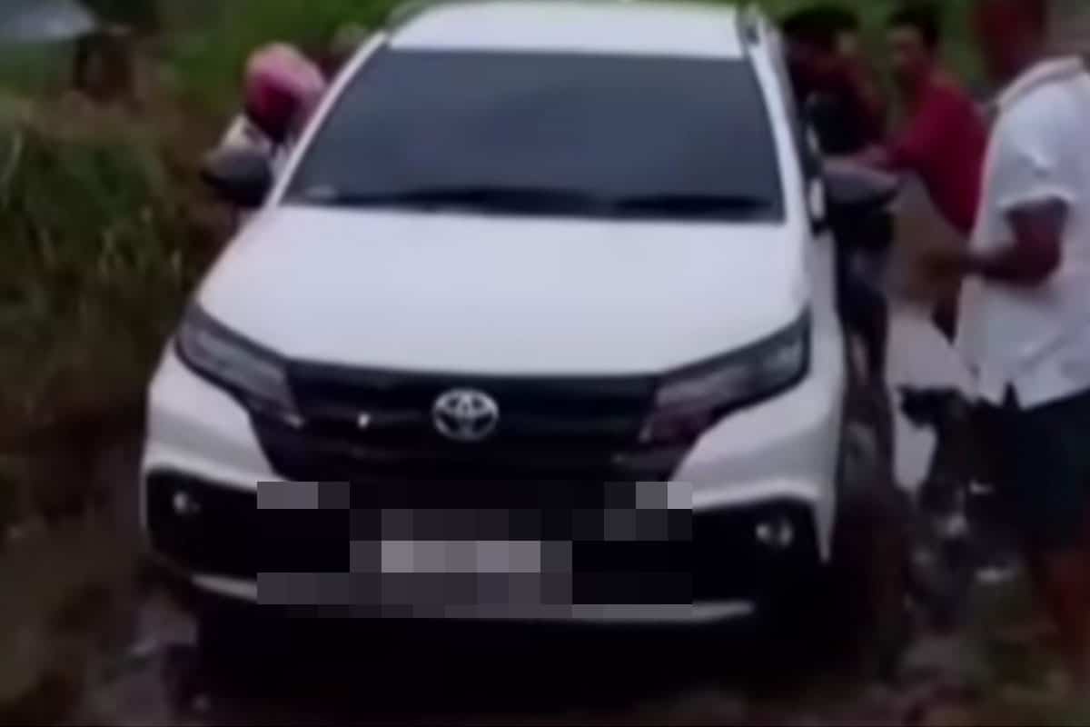 mobil terjebak di jalanan rusak