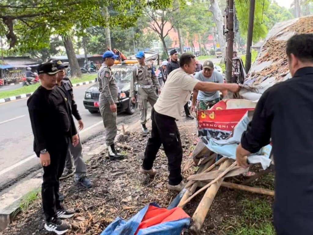 Pulihkan Fungsi Trotoar, Kecamatan Bogor Barat Tertibkan 20 Lapak PKL di Yasmin
