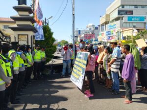 Massa AMP3K Geruduk Polda Sumsel, Desak Penetapan Tersangka Pengeroyokan