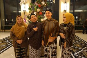 Bersama Istri, Wali Kota Bogor Tampil dalam Busana Adat di JKPI 2025