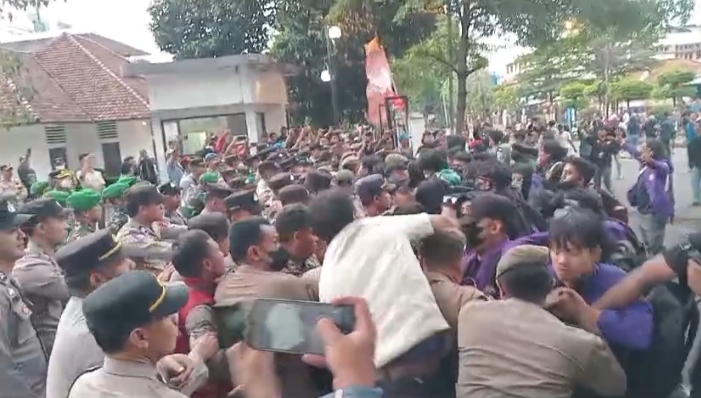 Satpol PP pukul demonstran