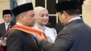 Prabowo Anugerahkan Bintang Mahaputera Utama kepada Haji Isam