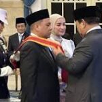 Prabowo Anugerahkan Bintang Mahaputra Utama kepada Haji Isam atas Jasa di Bidang Ekonomi