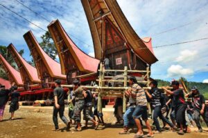 Tradisi Mappalette Bola, Warisan Budaya Bugis yang Sarat Makna Gotong Royong