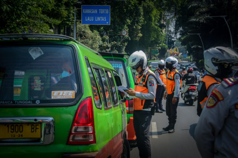 Polisi Perketat Razia Malam, Obat Daftar G Ditemukan di Kendaraan yang Melintas di Duren Sawit 3 angkot 1
