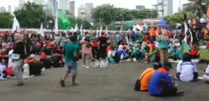 Polisi Tembakkan Gas Air Mata, Demo Buruh di Depan DPR Ricuh