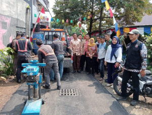 Camat Tanah Sareal Tinjau Pengaspalan Jalan, Pastikan Kualitas dan Serap Aspirasi Warga Bogor