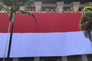 HUT RI ke-80, Damkar Bogor Kibarkan Merah Putih Raksasa di Stadion Pakansari
