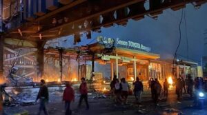 Demo Mahasiswa Ricuh, Halte Transjakarta Hangus Terbakar