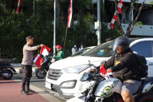 Kapolda Kalsel Bagikan Ribuan Bendera Merah Putih, Ajak Warga Menghormati Pengorbanan Pahlawan