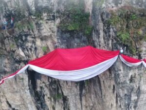 Bendera Merah Putih Raksasa Pecahkan Rekor MURI, Berkibar Gagah di Tebing Jeger Kabupaten Bogor