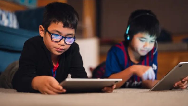 bahaya anak main gadget