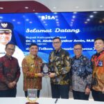Bupati Garut Abdusy Syakur Amin dan Telkom