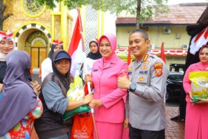 Polresta Bogor Kota Jual Ribuan Kilogram Beras Murah, Warga Pulang Bawa Beras dan Bendera Merah Putih