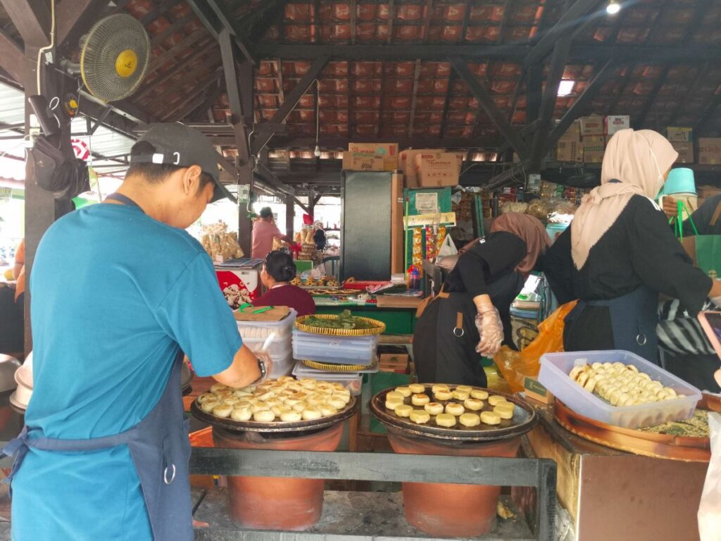 Bakpia Ngasem Yogyakarta: Dipanggang Langsung di Tempat, Antre Berjam-Jam pun Rela!