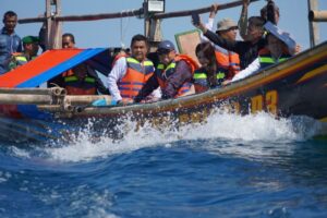 Nelayan Hilang Kontak di Perairan Ohoitheit Ditemukan Selamat oleh Tim SAR