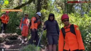 Pendaki Jakarta Alami Hipotermia di Gunung Slamet, Evakuasi Dramatis Tengah Malam!