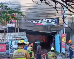 Tragis! Kebakaran Bandung Hanguskan 2 Bangunan dan 21 Unit Mobil di Bengkel Antapani