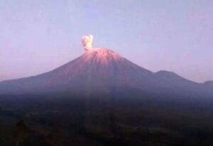 Semeru Kembali ‘Batuk’ Keras, Tiga Kali Erupsi dalam Beberapa Jam