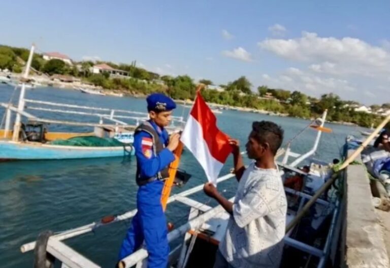 Perkuat Ekonomi Pesisir, Pemerintah Buka 5.476 Lowongan Pengelola Kampung Nelayan! 3 merah putih berkibar di laut