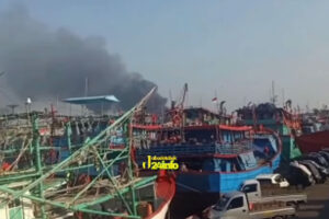 Heboh! Kapal Terbakar di Jakarta Utara, Terlihat Kepulan Asap