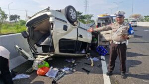 Kijang Terguling dan Terbalik di Tol Porong-Sidoarjo Berisi 4 Anak-anak Kecil dan Orang Dewasa Begini Kondisinya