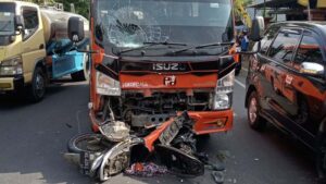 Kecelakaan Mengerikan Tulungagung, Diduga Melaju Terlalu Kekanan Pengendara Sepeda Motor Tewas Dihantam Mini Bus