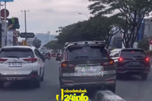 Laka Lantas Margonda Depok, Mobil Tersangkut di Pembatas Jalan