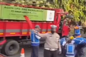 Truk Pengangkut Tabung LPG Tabrak Tronton di Tol JORR, Begini Kronologinya