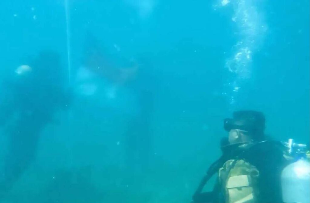 Merinding! Prajurit TNI AL Kibarkan Bendera Merah Putih di Bawah Laut Makassar