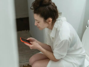 Waspada! Menggunakan Ponsel  di Toilet Bisa Picu Wasir, Ini Kata Penelitian Medis