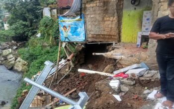 Tiga rumah di Bogor ambrol