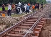 Mobil Tertemper Kereta di Indramayu, Pasutri Asal Jakarta Selamat