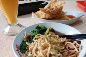 Rekomendasi 3 Tempat Makan Mie Ayam Dekat Stasiun Depok, Gurih dan Kenyang!