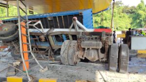 Polisi Buru Sopir Truk Kontainer Seruduk Mobil dan Gardu Tol Ciawi 2